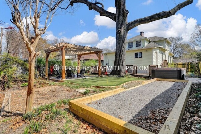 Building Photo - 397 Angelus St