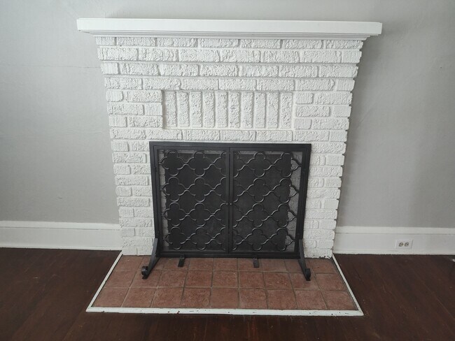 Building Photo - 405 W 18th St