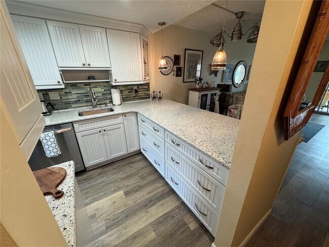 Building Photo - 1400 Tarpon Center Dr