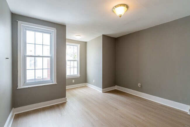 Building Photo - Charming 2 bedroom