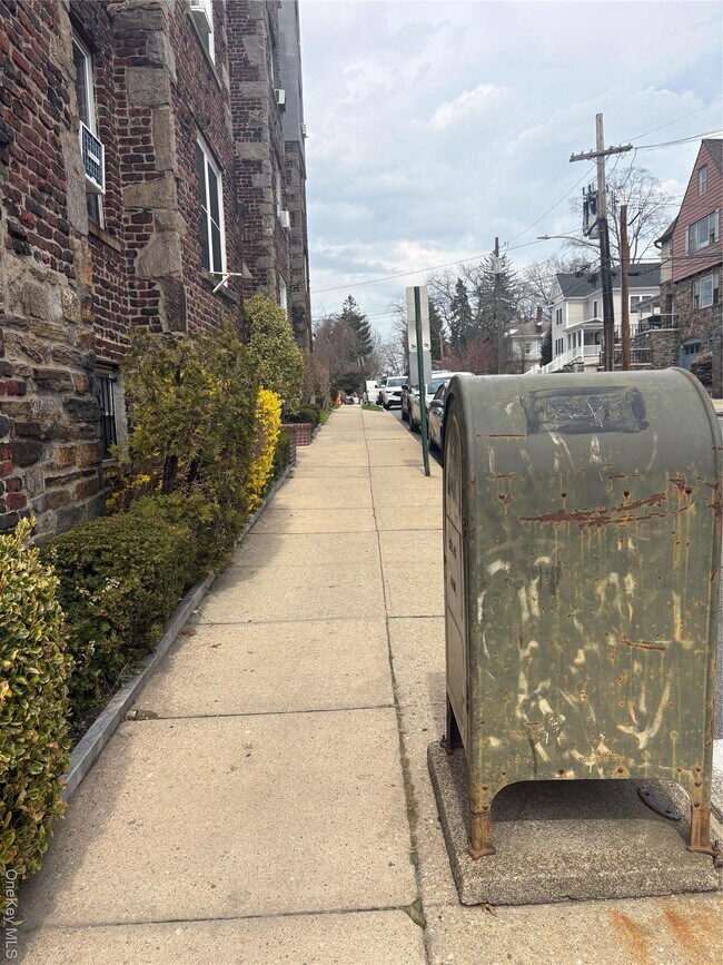 Building Photo - 305 Sixth Ave