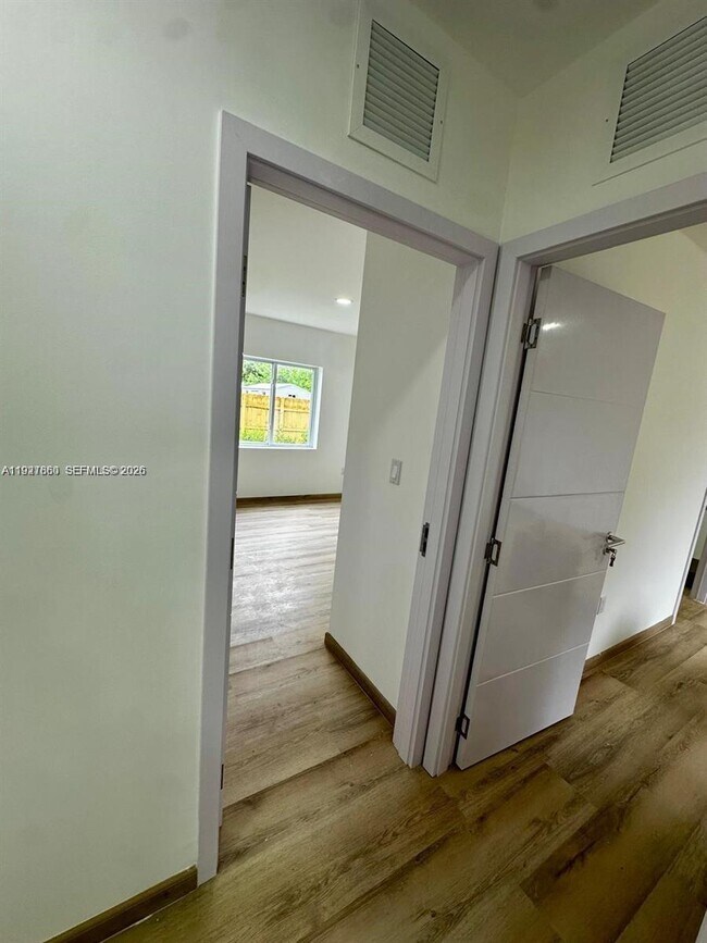 Building Photo - 722 NW 6th Ct