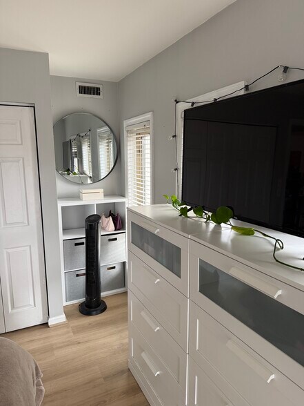 Building Photo - 911 S Charles St