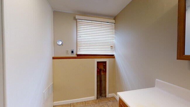Building Photo - 4 Bedroom, 2 Bathroom Split Level Home