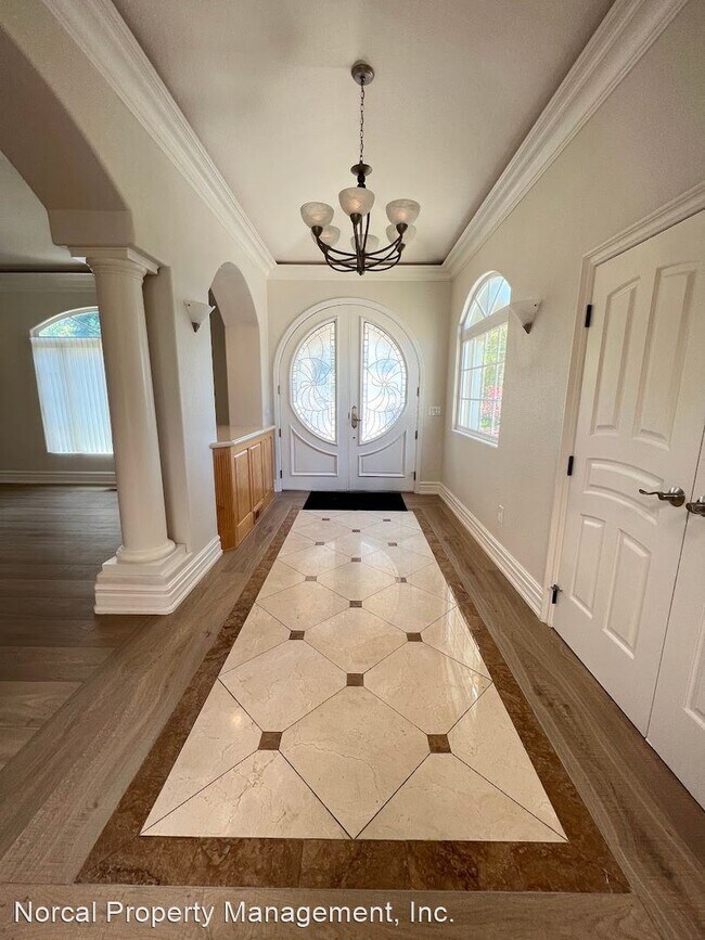 Building Photo - 5 br, 4.5 bath House - 1425 Villa Dr