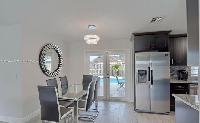 Building Photo - 876 Gardenia Dr