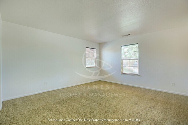 Building Photo - 4 Bedroom, 2 bathroom home with fenced yard