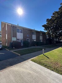 Building Photo - 1063 W 48th St