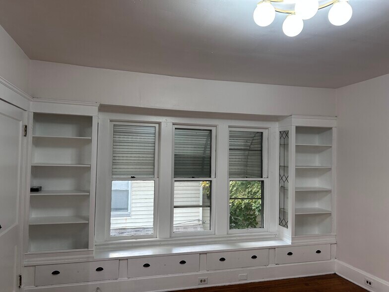 Building Photo - 10806 Bernard Ave