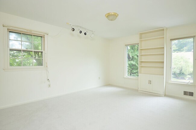 Building Photo - Sparkling and Spacious