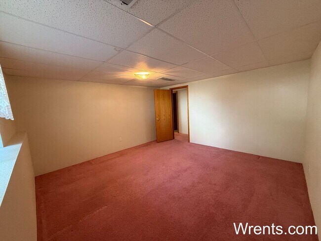 Building Photo - Available NOW!!!!! 3200 sqft home with Gol...