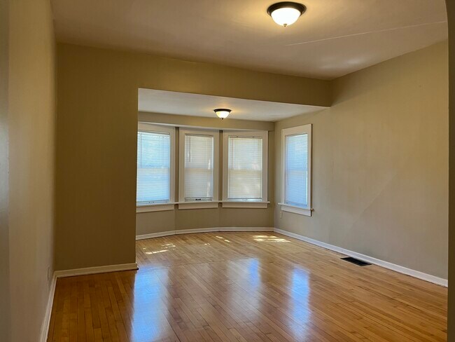 Building Photo - 352 E Rosedale Ave