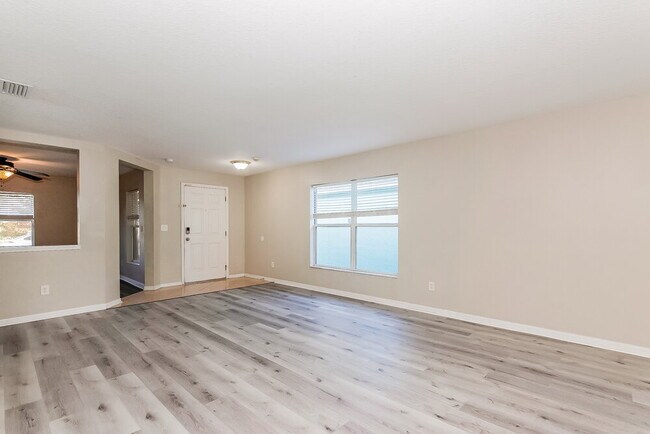 Building Photo - 406 Chimney Rock Dr