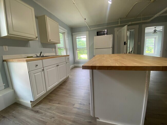 Building Photo - 215 Main St