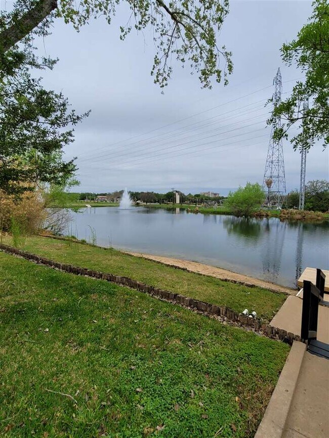 Building Photo - 200 Full Moon