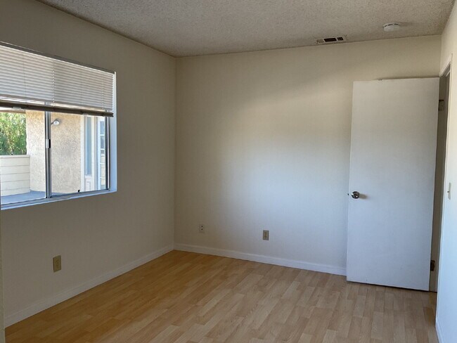 Building Photo - "Discover Coastal Living: Spacious 3-Bed, 2-Bath Townhouse