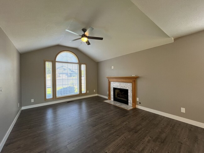 Building Photo - Beautiful Single-Level 3 Bedroom Home with Modern Kitchen and Open Floor Plan