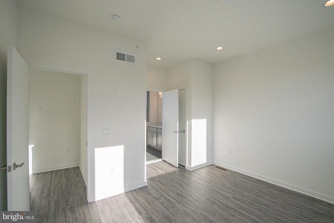 Building Photo - 3013 Evergreen Walk
