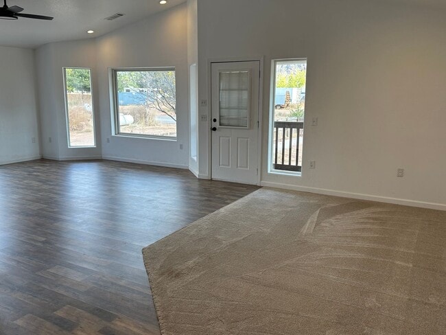 Building Photo - Remodeled 3 bed 3 bath apartment