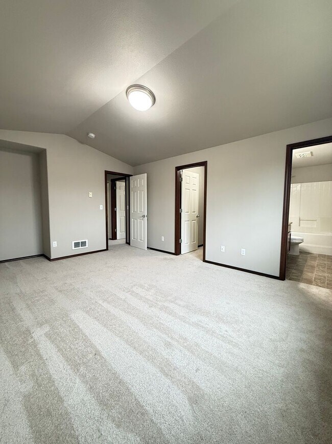 Building Photo - Modern 3BR/2.5BTH Home For Rent in Prime Marysville Location
