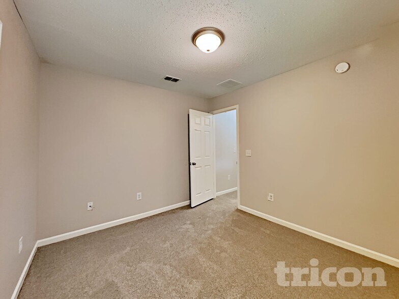 Building Photo - 10979 Apple Blossom Trail E