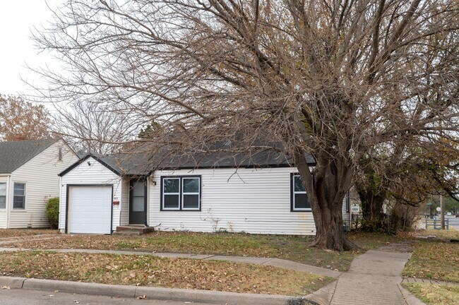 Building Photo - 802 N Minnesota St