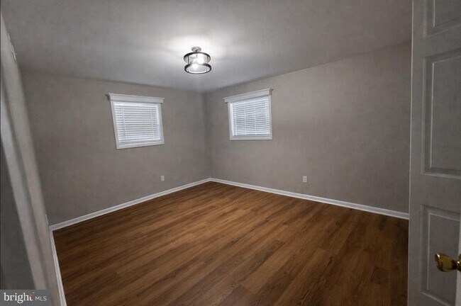 Building Photo - 5 Warren Lodge Ct