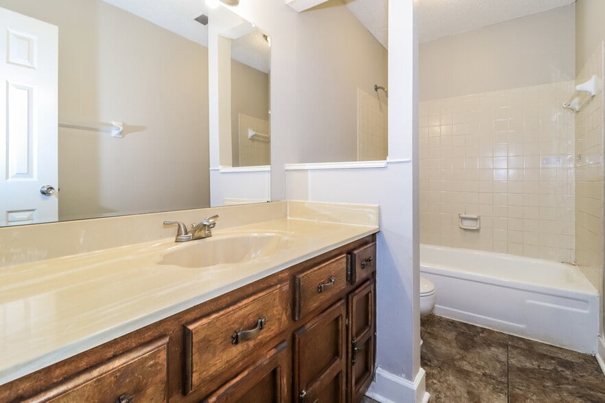 Building Photo - 6708 Henredon Dr