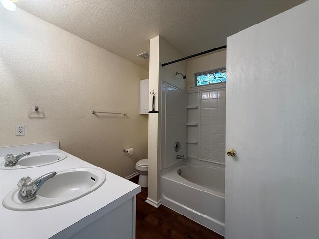 Building Photo - 316 Meadow Park Dr