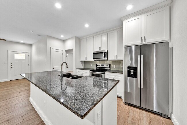 Building Photo - "Charming 3-Bed, 2-Bath Denison Home with Elegant Granite Countertops!"