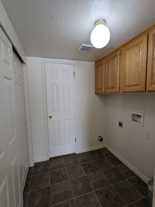 Building Photo - Layton 3 Bed Townhome with Garage & Fenced Yard – 2 Weeks Free!