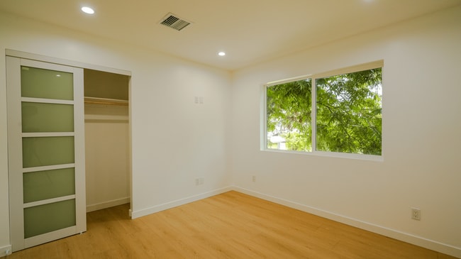 Building Photo - 130 W 59th Pl