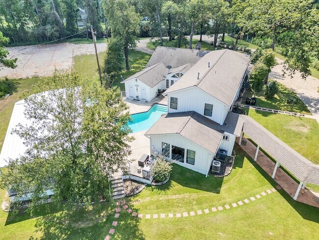 Building Photo - 8402 Matthews Ln