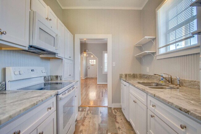 Building Photo - Charming 2-Bedroom Cottage Near Downtown P...