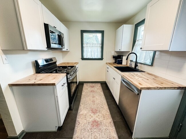 Building Photo - Newly remodeled one bedroom apartment