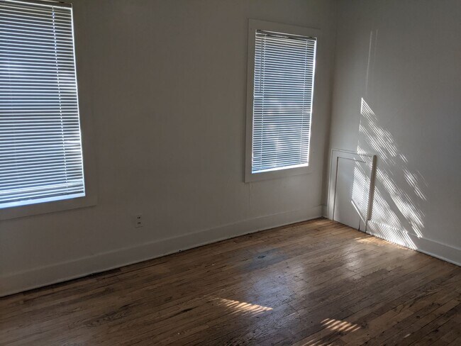 Building Photo - $1000 - 2 Bedroom 1 Bath Apartment - Less ...