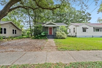 Building Photo - CHARMING MIDTOWN COTTAGE with Updated Kitchen