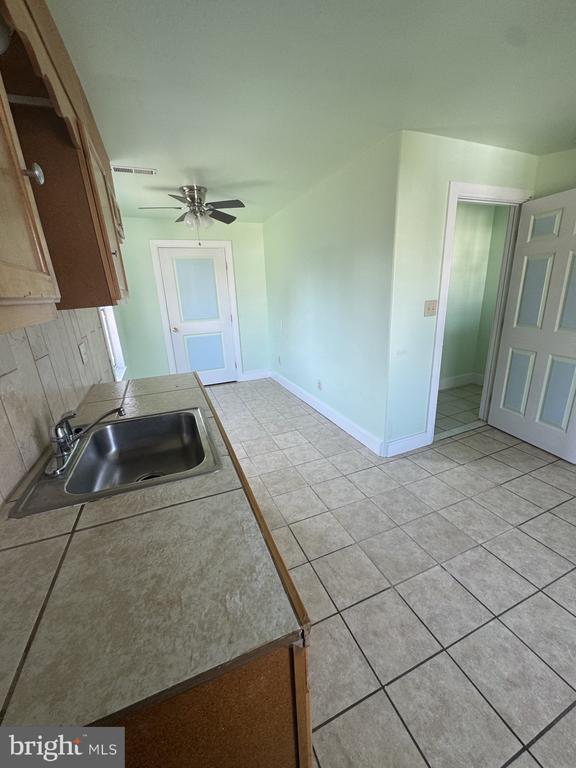 Building Photo - 332 E Broadway