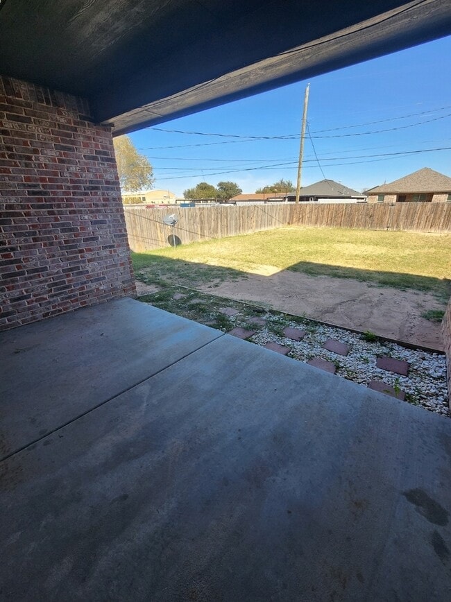 Building Photo - 3 bed 2 bath with 1 car garage