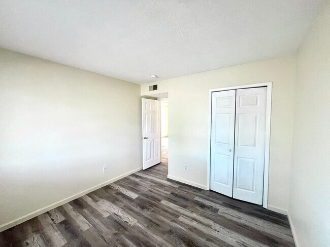 Building Photo - Move in Special! Bedroom 1.5 Bathroom 1 Car Garage
