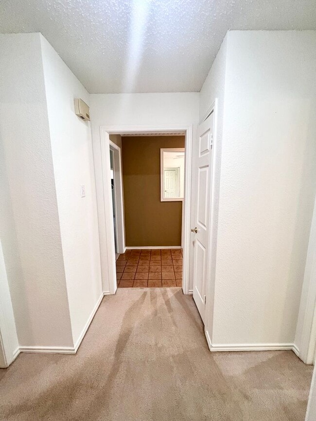 Building Photo - 4 Bedroom in the Meadows