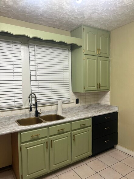 Building Photo - 1804 Foster Ave