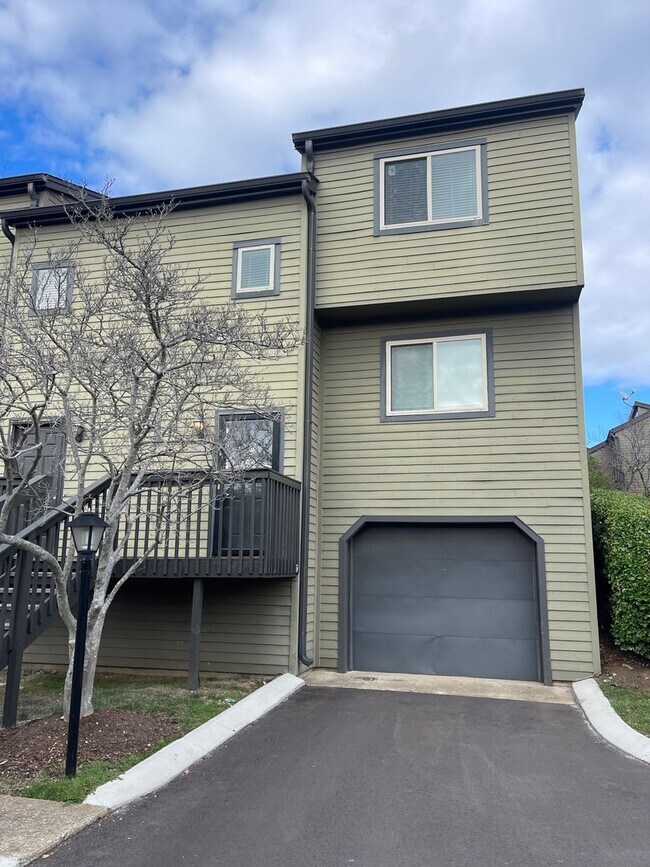 Building Photo - Two Bedroom Townhome in Green Hills