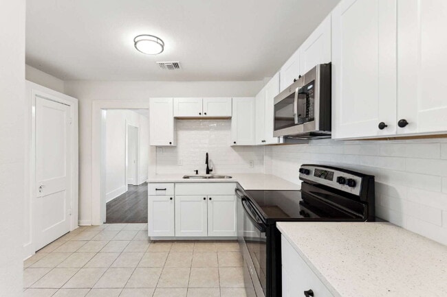 Building Photo - Tastefully updated duplex in the heart of ...