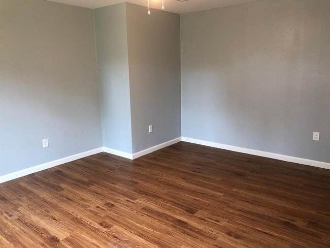 Building Photo - 4906 Larkspur St