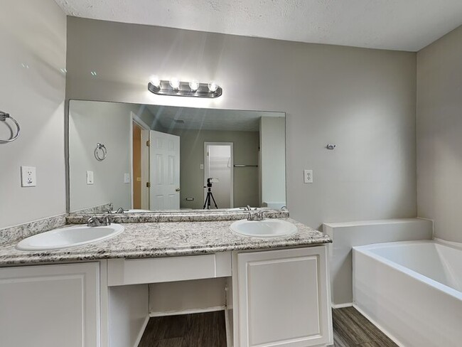 Building Photo - Move-in Special!