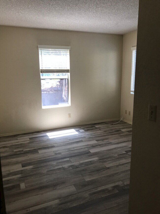 Building Photo - Pullman Duplex