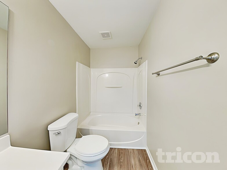 Building Photo - 5400 Peachwood Dr
