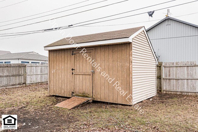 Building Photo - Available now!! ***MOVE IN RENT SPECIAL $550 OFF FIRST MONTH'S RENT!!***