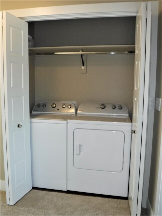 Building Photo - Chic artist-style lofts home with 3 bed 2.5 bath near Boise Greenbelt.